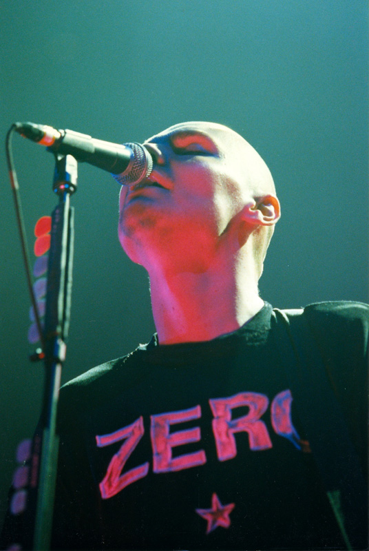 Billy Corgan singing into microphone live in 1997